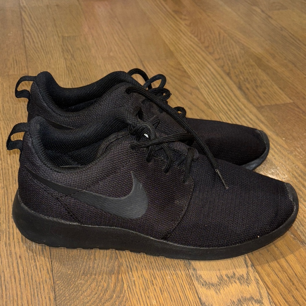 Nike Women’s Black Roshe Sneakers